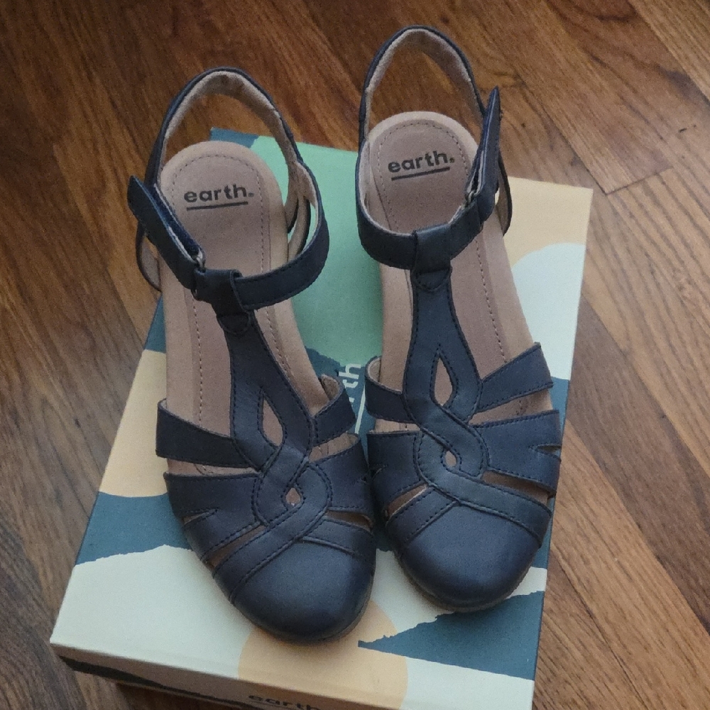 Earth Women's Dark Blue Strappy Sandals 9.5 NIB
